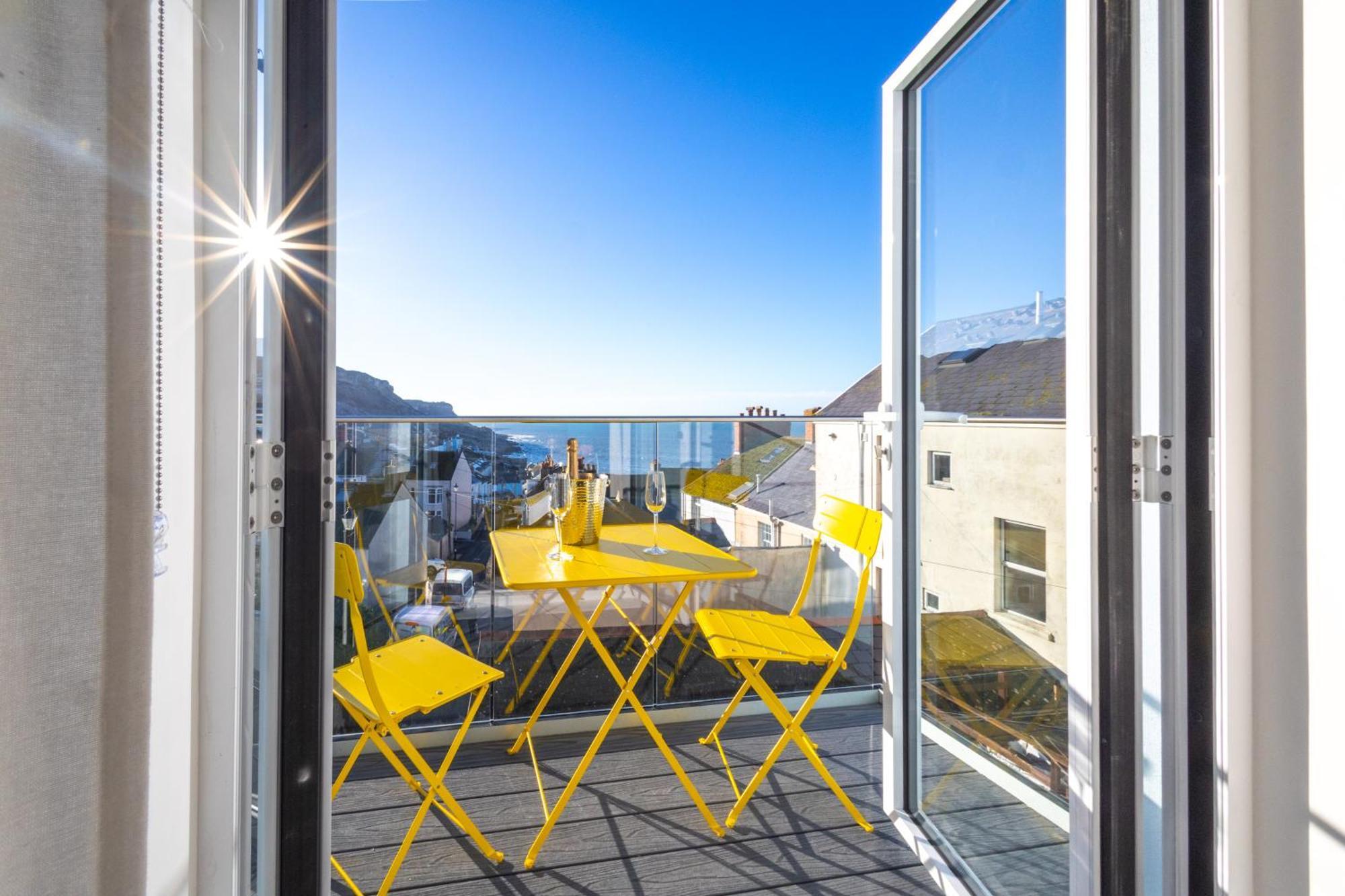 Bright & Beautiful 4 Bedroom House With Sea Views Портленд Экстерьер фото
